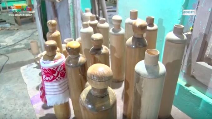 Ve městě v Himálajích bojují proti plastům bambusovými lahvemi zdarma